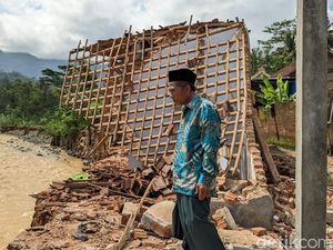 4 Rumah dan Masjid Terseret Banjir di Munjungan Trenggalek