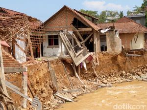 Sejumlah Rumah di Trenggalek Terseret Banjir Bandang