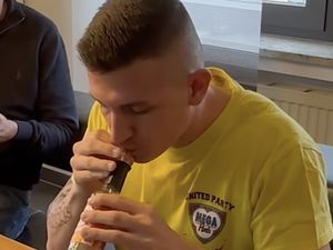 Secepat Kilat! Pria Ini Teguk Sebotol Saus Pedas dalam 7 Detik