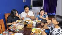 Seru! Wanita Indonesia Ini Masak Gado-Gado dan Tahu Isi Buat Keluarga India