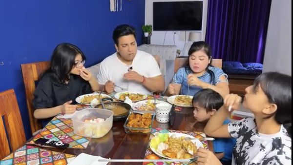 Seru! Wanita Indonesia Ini Masak Gado-Gado dan Tahu Isi Buat Keluarga India