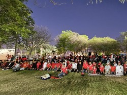 Suporter Timnas U-23 Salat Berjamaah Sebelum dan Setelah Lawan Australia