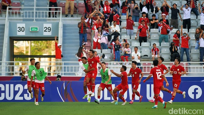 Timnas Indonesia U-23 merayakan gol Komang Teguh Trisnanda ke gawang Australia.