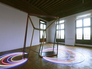 Warna-warni Instalasi Pameran Karya Seniman Italia Warna-warni Instalasi Pameran Karya Seniman Italia