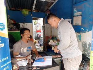 Kala Tukang Jahit Jadi Kurir Transfer Uang Para Kuli Bangunan Kala Tukang Jahit Jadi Kurir Transfer Uang Para Kuli Bangunan