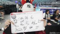 Antusiasme Fans Berburu Tanda Tangan Pemain Red Sparks