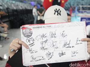 Antusiasme Fans Berburu Tanda Tangan Pemain Red Sparks