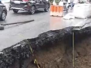 Badan Jalan Padang-Bukittinggi Amblas di Kelok Hantu Badan Jalan Padang-Bukittinggi Amblas di Kelok Hantu