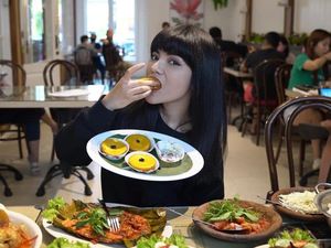 Dinar Candy Doyan Jajanan Pasar hingga Kulineran di Pinggir Pantai