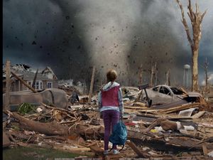 Sinopsis Film 13 Minutes, Kisah Empat Keluarga Terjebak Tornado Mengerikan Sinopsis Film 13 Minutes, Kisah Empat Keluarga Terjebak Tornado Mengerikan