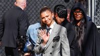 Foto: Zendaya Seksi Pakai Setelan Tanpa Bawahan, Pamer Kaki Jenjang