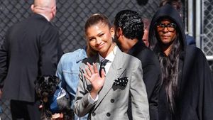 Foto: Zendaya Seksi Pakai Setelan Tanpa Bawahan, Pamer Kaki Jenjang
