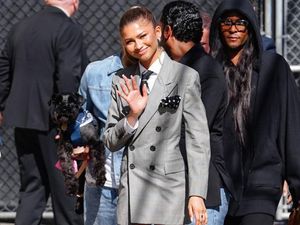 Foto: Zendaya Seksi Pakai Setelan Tanpa Bawahan, Pamer Kaki Jenjang Foto: Zendaya Seksi Pakai Setelan Tanpa Bawahan, Pamer Kaki Jenjang