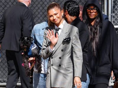 Foto: Zendaya Seksi Pakai Setelan Tanpa Bawahan, Pamer Kaki Jenjang