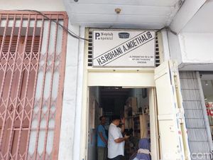 Eksistensi Toko Kopiah Tertua di Cirebon yang Usianya Seabad Lebih