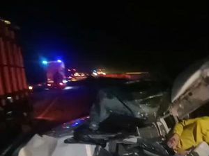 Innova Hantam Truk di Tol Terpeka, 7 Penumpang Luka