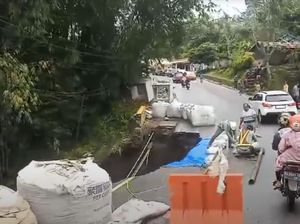Jalan Raya Padang-Bukittinggi Amblas Akibat Banjir Lahar Dingin Marapi Jalan Raya Padang-Bukittinggi Amblas Akibat Banjir Lahar Dingin Marapi