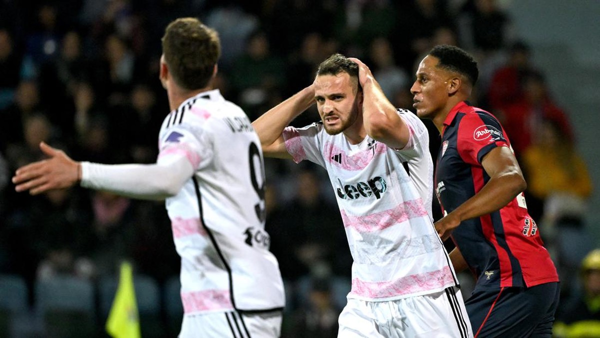Juventus cuma bermain imbang 2-2 di markas Cagliari dalam lanjutan Serie A (Foto: REUTERS/Alberto Lingria)
