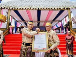 Pemkab Bone Beri Penghargaan ke Kapolda Sulsel Atas Kontribusi Bangun Daerah