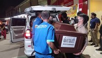 Tangis Keluarga Pecah saat Jemput Jasad Korban Kebakaran Mampang di RS Polri
