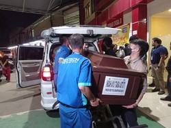 Tangis Keluarga Pecah saat Jemput Jasad Korban Kebakaran Mampang di RS Polri