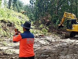 Akses Utama Antarkecamatan di Trenggalek Masih Tertimbun Longsor