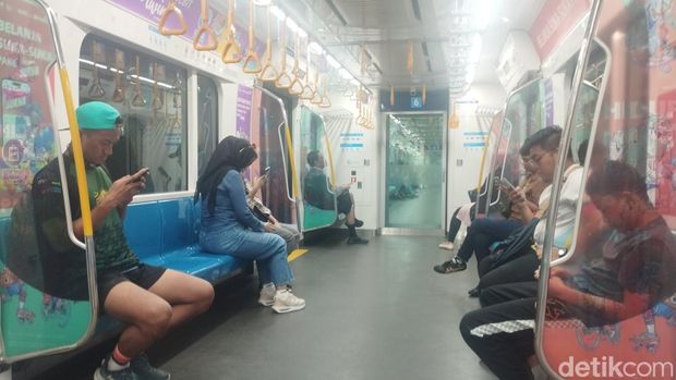 Masyarakat antusias menunggu proyek MRT Jakarta Fase 2A rute Stasiun Thamrin-Monas selesai. (Brigitta Belia/detikcom)