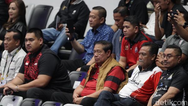 Momen SBY Nonton Indonesia All Star vs Red Sparks