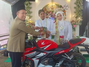 Unik! Pasangan di Ponorogo Ini Nikah Pakai Mahar Motor Honda CBR Unik! Pasangan di Ponorogo Ini Nikah Pakai Mahar Motor Honda CBR