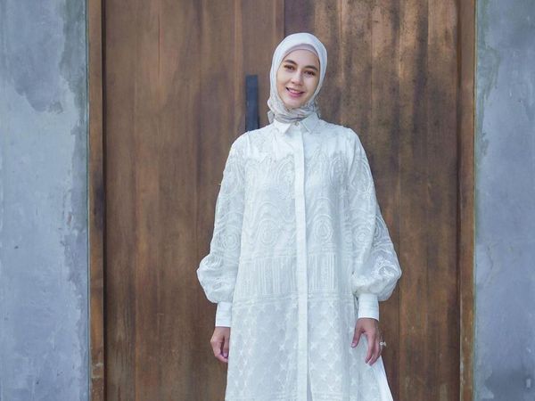 7 Penampilan Paula Verhoeven yang Pelan-pelan Belajar Berhijab