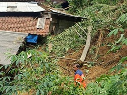 Tebing 20 Meter Longsor Timpa 3 Rumah Warga Trenggalek