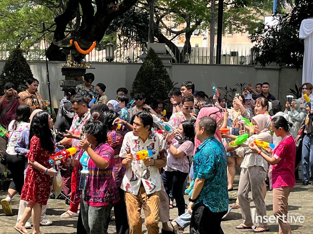 Perang Air di Songkran Festival Khas Thailand di Jakarta