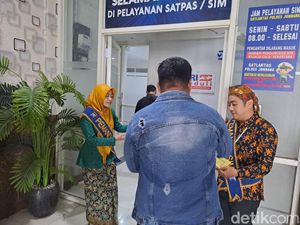Sambut Hari Kartini, Petugas Layanan SIM di Jombang Berkostum Kebaya Sambut Hari Kartini, Petugas Layanan SIM di Jombang Berkostum Kebaya