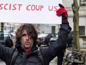 Tampang Pria yang Bakar Diri saat Sidang Kasus Suap Trump Digelar