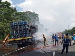 Penyebab Truk Galon Terbakar di Tol Jagorawi: Percikan Api dari Ban Meledak