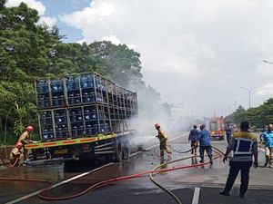 Penyebab Truk Galon Terbakar di Tol Jagorawi: Percikan Api dari Ban Meledak Penyebab Truk Galon Terbakar di Tol Jagorawi: Percikan Api dari Ban Meledak