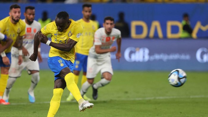 Sadio Mane Nassr's Senegalese Forward #10 Sadio Mane attempts to score from a penalty during the Saudi Pro League football match between Al-Nassr and Al-Feiha at Al -Awwal Stadium in Riyadh on April 19, 2024. (Photo by Fayez NURELDINE / AFP)