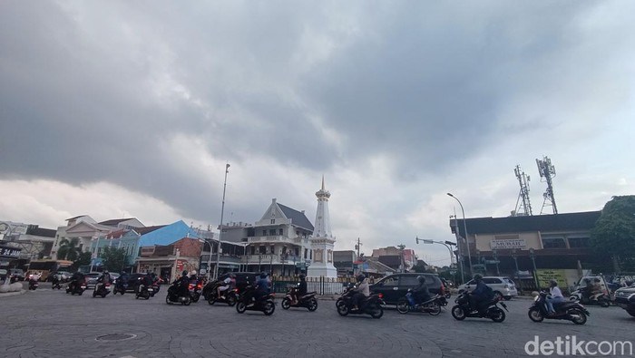 Suasana cuaca berawan di tempat Tugu Jogja, Sabtu (20/4/2024). Suasana cuaca berawan di tempat Tugu Jogja, Sabtu (20/4/2024).