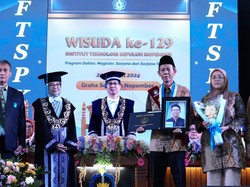 Momen Haru Wisudawan ITS yang Meninggal Jelang Wisuda