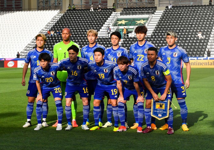 The Japan national team players are posing for a team photo before the AFC U23 Asian Cup Qatar 2024 Group B match between Japan and China at Jassim Bin Hamad Stadium in Doha, Qatar, on April 16, 2024. (Photo by Noushad Thekkayil/NurPhoto via Getty Images)