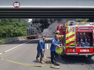 Truk Galon Terbakar di Tol Jagorawi, Asap Hitam Mengepul