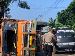 Truk Terguling di Parungpanjang Bogor, Lalu Lintas Sempat Macet