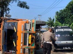 Truk Terguling di Parungpanjang Bogor, Lalu Lintas Sempat Macet