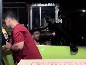 Viral Turis Pengendara Mobil Sport Isi Bensin Eceran di Canggu Viral Turis Pengendara Mobil Sport Isi Bensin Eceran di Canggu