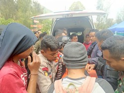 Keserimpet Rok Saat Asik Foto, Wisatawan China Tewas Terjatuh ke Jurang Ijen