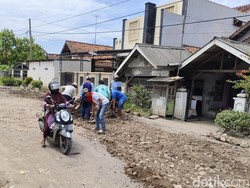 Kesal Tak Kunjungi Diperbaiki, Warga Cirebon Urunan Tambal Jalan Rusak
