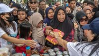Warga Palu Rebutan 10 Ribu Porsi Makan Gratis