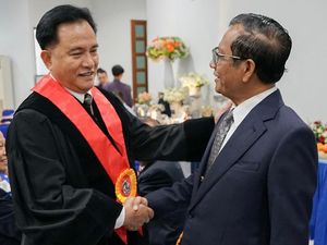 Yusril Unggah Foto Bareng Mahfud: Beda Posisi di MK, Persahabatan Tak Pudar Yusril Unggah Foto Bareng Mahfud: Beda Posisi di MK, Persahabatan Tak Pudar