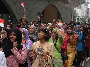 Pawai Baju Daerah di Peringatan Hari Kartini Pawai Baju Daerah di Peringatan Hari Kartini