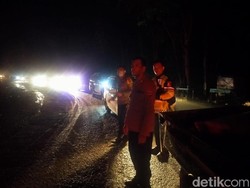 7 Jam Poros Maros-Bone Macet gegara Longsoran Batu, Antrean Kendaraan 5 Km